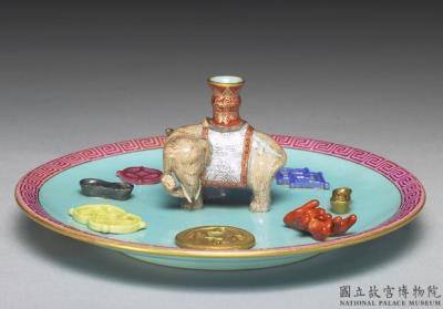 图片[2]-Incense stick holder with a caparisoned elephant in famille rose on a green ground, Qing dynasty, Qianlong reign (1736-1795)-China Archive